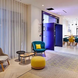4* מלון By Ihg